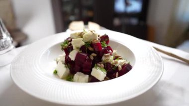 Pancar köklü sağlıklı salata, beyaz tabakta beyaz peynir ve ayçiçeği tohumları, kapatın, döndürür