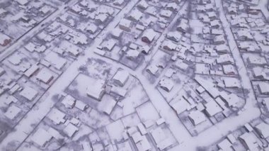 Kış zamanı özel evleri ve bahçeleri olan Ukrayna kar köyünün hava manzarası. Bir İHA 'dan ateş etmek. Ukrayna, Doğu Avrupa
