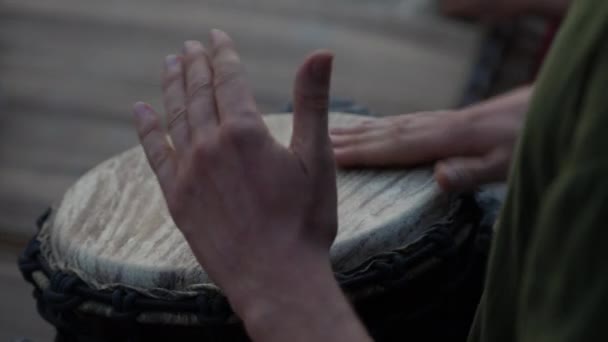 Αρσενικά Χέρια Παίζουν Τύμπανα Μπόνγκο Κλείστε Χέρι Χτυπώντας Ένα Τύμπανο — Αρχείο Βίντεο