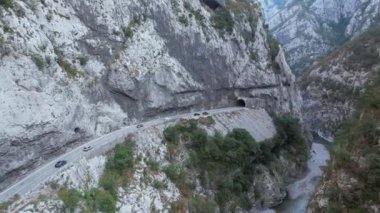 Tara Nehri Kanyonu, Kuzey Karadağ, Avrupa, seyahat ve doğa konseptinde arabalı büyük dağlar ve yol manzarası