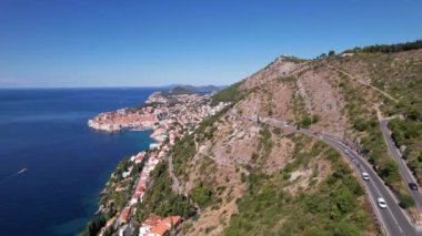 Hırvatistan 'ın eski Dubrovnik kasabası, mavi deniz ve dağlarının hava manzarası. Adriyatik Denizi 'nin Dalmaçya kıyıları, Avrupa. Seyahat ve doğa kavramı