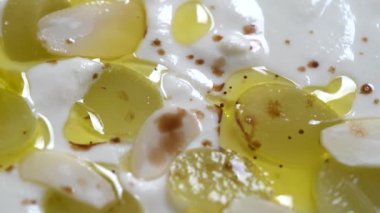 Geleneksel İspanyol yemeği, soğuk çorba jo blanco ya da sarımsak, badem, beyaz şarap sirkesi, zeytinyağı ve yeşil üzümler kaşıkla bir kasede, kapat, döndür