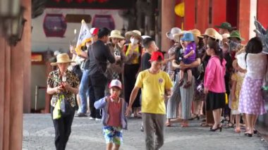 Da Nang, Vietnam - 27 Haziran 2020: Birçok Vietnamlı turist Vietnam Danang 'ı yakınlarındaki Bana Hills eğlence merkezinde yürür