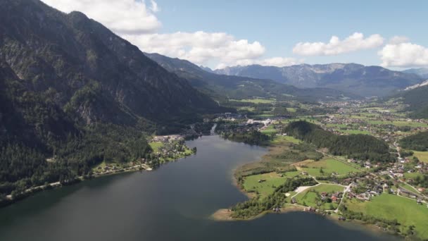 ハルスタットの空中風景オーストリアのハルスタット村の隣にあるハルスタット湖やアルプス 旅行や自然コンセプトを見る — ストック動画