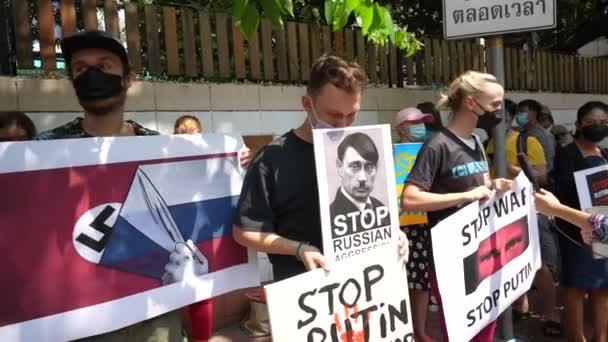 泰国曼谷 2022年2月25日 示威者举着横幅和乌克兰国旗 在俄罗斯驻泰国曼谷大使馆前抗议俄罗斯对乌克兰的干预 — 图库视频影像