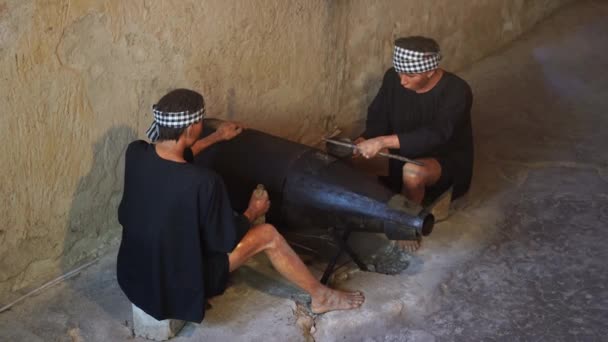 Haunting Reconstruction Doll Vietnamese Workers Taking Refuge Chi Tunnels Chi — Stockvideo