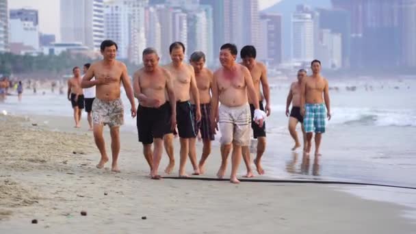 Danang Vietnam June 2020 Group Vietnamese Men Walking Beach Sea — Video