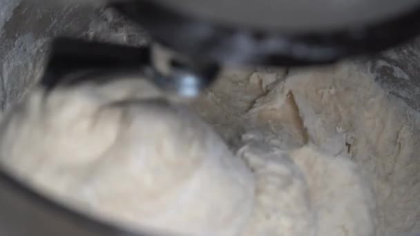 用厨房机器揉搓面团 制作无酵母面包与台架搅拌机 厨房帮手揉碎面粉做面团 — 图库视频影像