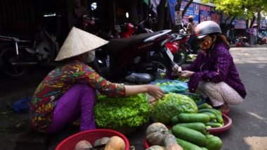 Hue, Vietnam - 12 Mart 2020: Vietnamlılar Hue City, Vietnam 'da bir sokak yiyecek pazarından meyve ve sebze alıp satıyorlar.