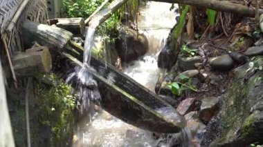 Bambu borusundan akan su Vietnam 'daki Sapa dağ köyünün avlusundaki nehre akıyor.
