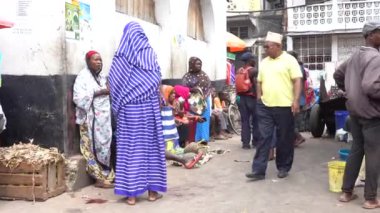Zanzibar, Tanzanya - Kasım 03, 2019: Zanzibar, Tanzanya, Doğu Afrika 'daki yerel sokak gıda pazarındaki Afrikalılar