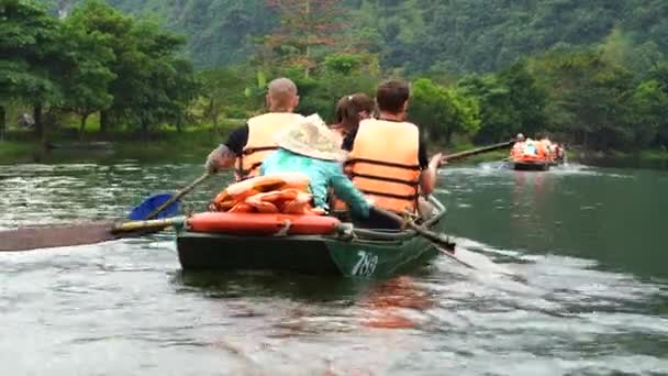 Ninh Binh Vietnam Maret 1006 2020 Perjalanan Perahu Wisata Sungai — Stok Video