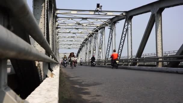 Єтнам Марш 2020 Автомобільний Пішохідний Сталевий Міст Через Річку Місті — стокове відео