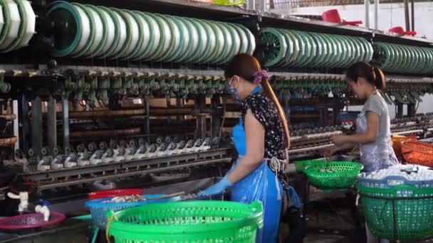 Dalat Vietnam Mars 2020 Silkesodling Klädesplagg Från Silkesmaskinsektskokong Textilfabrik Fabrik — Stockvideo