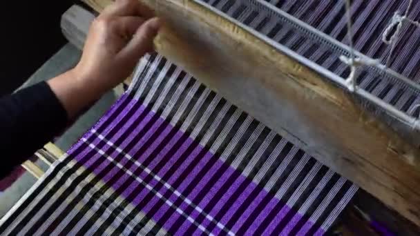 传统的越南纺织制造业在工艺村 老年妇女在木织织机上工作 纺纱生产丝绸或棉织物 Sapa地区 靠近点 — 图库视频影像