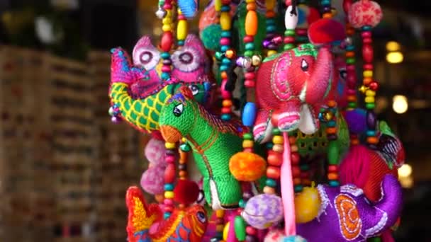 Bunte Handgefertigte Souvenirs Zum Verkauf Auf Dem Lokalen Straßenmarkt Hoi — Stockvideo