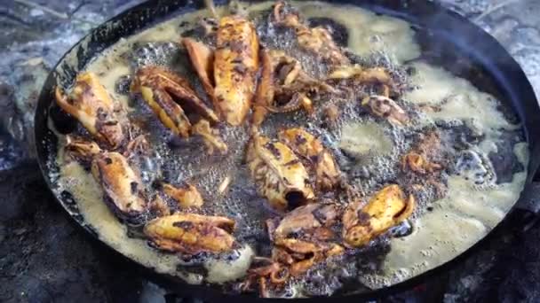 在坦桑尼亚桑给巴尔岛的一个当地街头食品市场上 卖方在一个大平底锅中煎蔬菜油 然后在篝火中出售 靠近点 — 图库视频影像