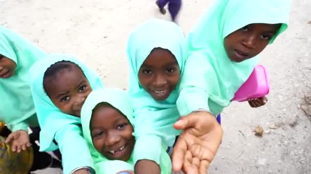 Zanzibar Tanzania Października 2019 Niezidentyfikowane Afrykańskie Dziewczęta Chłopcy Pobliżu Lokalnej — Wideo stockowe