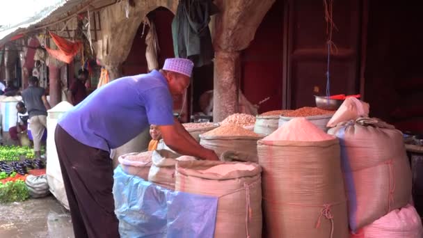 Zanzibar Tanzania November 2019 African Male Prepares Bag Rice Sale — стоковое видео