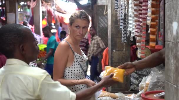 2019年11月23日 坦桑尼亚桑给巴尔 白人妇女在坦桑尼亚桑给巴尔岛 Zanzibar Island Tanzania East Africa 的一个当地非洲市场购买香料 — 图库视频影像