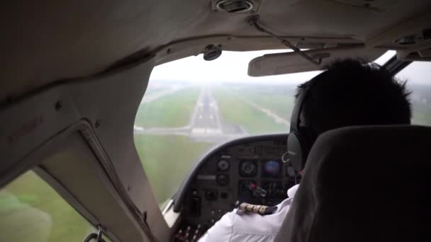 Arusha Tanzania December 2019 Man Piloting Small Civilian Plane Route — Stock Video