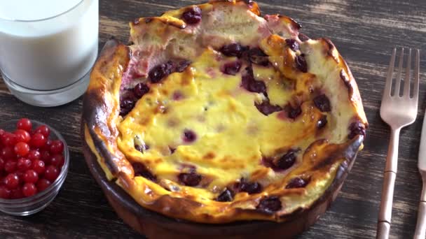 Sweet Cottage Cheese Casserole Gooseberry Semolina Wooden Table Ceramic Bowl — Vídeo de Stock
