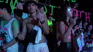 KOH PHANGAN, THAILAND - 21 Şubat 2019: Koh Phangan, Tayland 'da Dolunay partisinde dans eden kızlar ve erkekler. Bu, denize yakın kumsalda bedava girişi olan bedava bir parti.