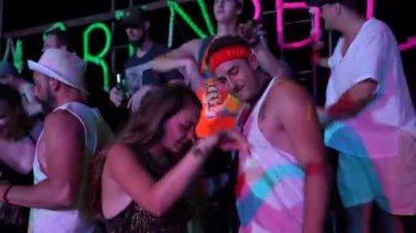 KOH PHANGAN, THAILAND - 21 Şubat 2019: Koh Phangan, Tayland 'da Dolunay partisinde dans eden kızlar ve erkekler. Bu, denize yakın kumsalda bedava girişi olan bedava bir parti.