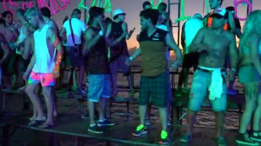 KOH PHANGAN, THAILAND - 21 Şubat 2019: Koh Phangan, Tayland 'da Dolunay partisinde dans eden kızlar ve erkekler. Bu, denize yakın kumsalda bedava girişi olan bedava bir parti.