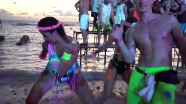 KOH PHANGAN, THAILAND - 21 Şubat 2019: Koh Phangan, Tayland 'da Dolunay partisinde dans eden kızlar ve erkekler. Bu, denize yakın kumsalda bedava girişi olan bedava bir parti.