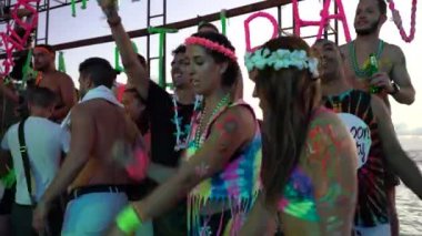 KOH PHANGAN, THAILAND - 21 Şubat 2019: Koh Phangan, Tayland 'da Dolunay partisinde dans eden kızlar ve erkekler. Bu, denize yakın kumsalda bedava girişi olan bedava bir parti.