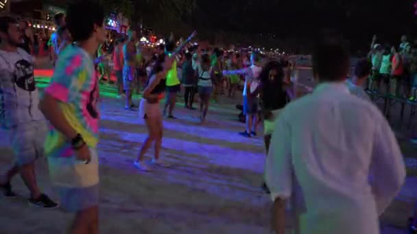 2019年2月21日 男性と女の子がタイのパンガン島でフルムーンパーティーで踊ります 海の近くにある砂の熱帯のビーチに無料で入場できるパーティーです — ストック動画