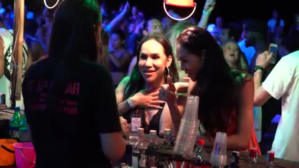 Koh Phangan Thailand Fevereiro 2019 Vendedores Tailandeses Vendem Álcool Para — Vídeo de Stock