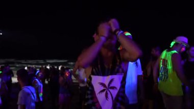 KOH PHANGAN, THAILAND - 21 Şubat 2019: Koh Phangan, Tayland 'da Dolunay partisinde dans eden kızlar ve erkekler. Bu, denize yakın kumsalda bedava girişi olan bedava bir parti.