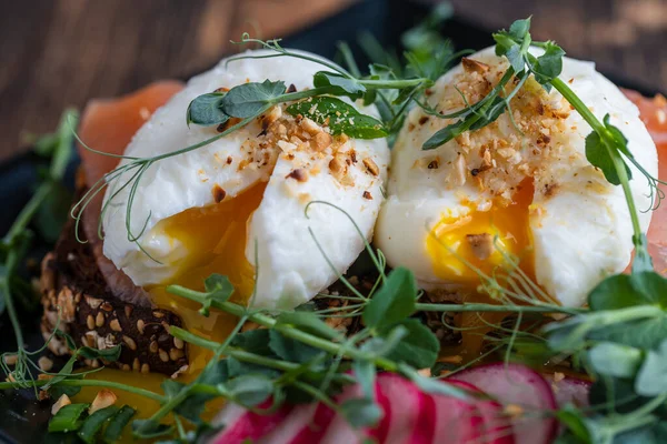 Ekmek tostu, haşlanmış yumurta, somon, bezelye mikroçerezi ve kafede taze sebzeler, kapatıyoruz, kahvaltı zamanı.