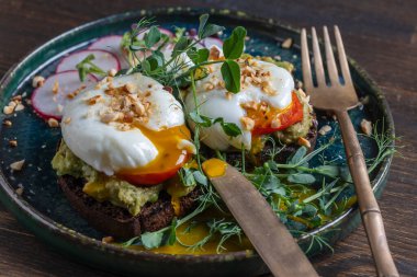 Ekmek tostu, haşlanmış yumurta, avokado hamuru, bezelye mikroçerezi ve kafede taze sebzeler, kapanış, kahvaltı zamanı.