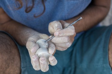 Erkek elleri taş heykel Hindistan'da bölmek, yakın çekim