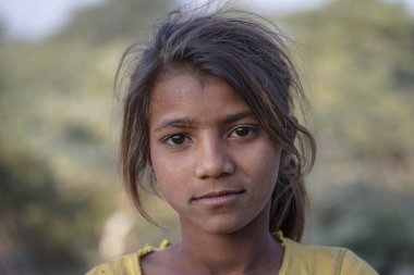Pushkar, Hindistan - 17 Kasım 2018: Çölde Hintli genç kız Thar zamanında Pushkar Camel Mela kutsal şehir Pushkar, Rajasthan, Hindistan, yakın portre