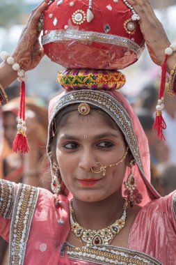 Pushkar, Hindistan - 16 Kasım 2018: Geleneksel Rajasthani kıyafeti giyen Hintli kız Pushkar, Rajasthan, Hindistan 'da Çöl Festivali' ne katıldı