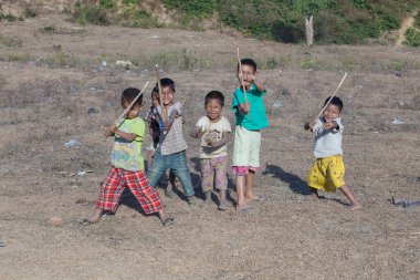 Mrauk-U, Myanmar - 26 Ocak 2016: Mrauk-U, Myanmar 'da fakir ama sağlıklı çocuklar grup portresi
