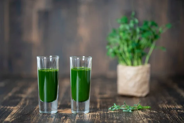 Jugo Desintoxicación Verde Orgánico Saludable Granos Guisante Microgreens Cerca Concepto — Foto de Stock