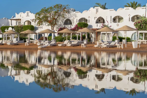 Edificios Tumbonas Sombrillas Reflejan Tranquilo Agua Mar Playa Ciudad Turística — Foto de Stock