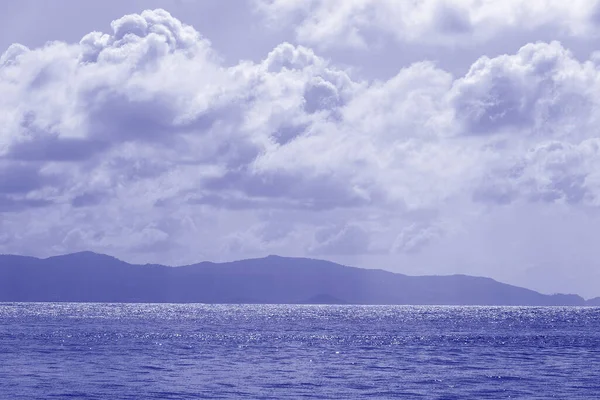 Cielo Azul Con Nubes Sobre Agua Del Mar Composición Natural — Foto de Stock