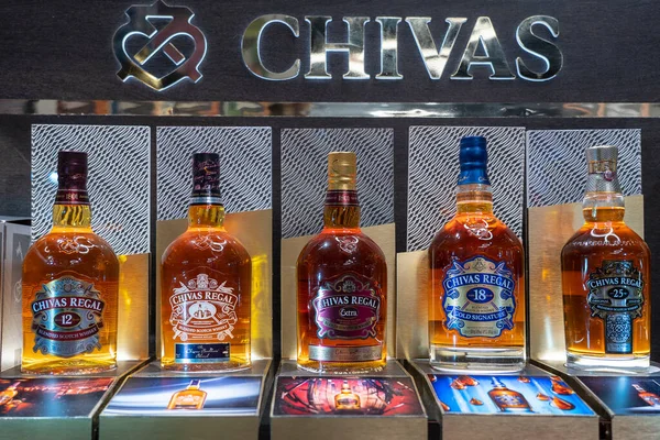 Muscat Omán Enero 2020 Botellas Whisky Escocés Chivas Regal Estante —  Fotos de Stock