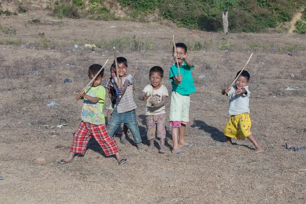 Mrauk Myanmar Janv 2016 Portrait Groupe Enfants Pauvres Mais Bonne — Photo