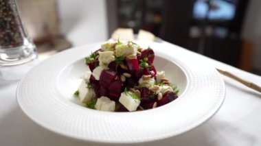 Pancar köklü sağlıklı salata, beyaz tabakta beyaz peynir ve ayçiçeği tohumları, kapatın, döndürür