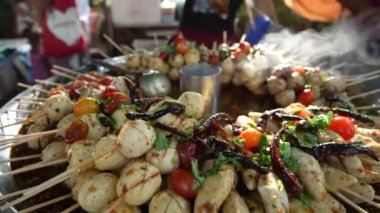 Tayland 'da sokak yemeği pazarında ahşap çubukta Tayland köftesi, lezzetli sokak yemekleri, yakın çekim.