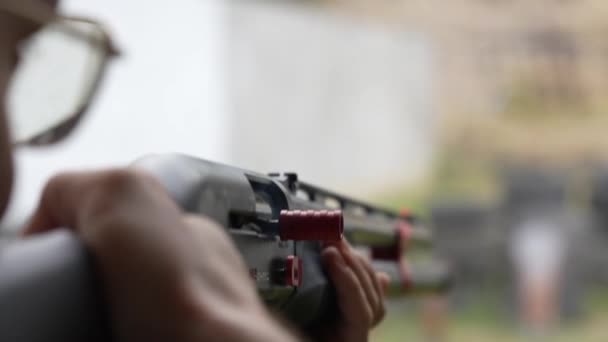 男子用战斗霰弹枪射击射击场上的目标 近身射击 动作缓慢 练习时有人用猎枪向目标射击的背景图 — 图库视频影像