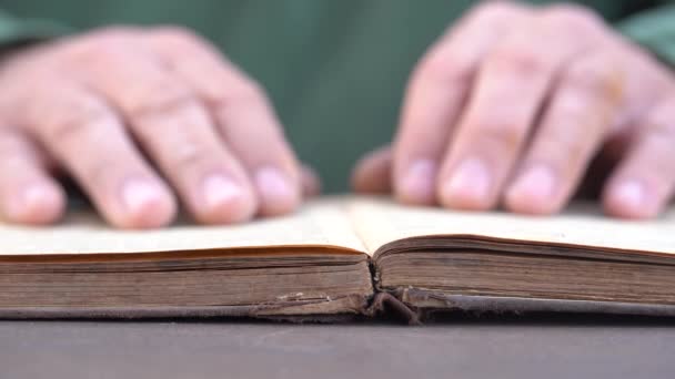 Mão Homem Lendo Livro Casa Biblioteca Mão Virando Páginas Livro — Vídeo de Stock