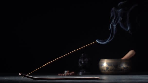 亚洲熏香棒在木棍架燃烧与黑烟的背景 复制空间 自我发展和理疗概念 — 图库视频影像